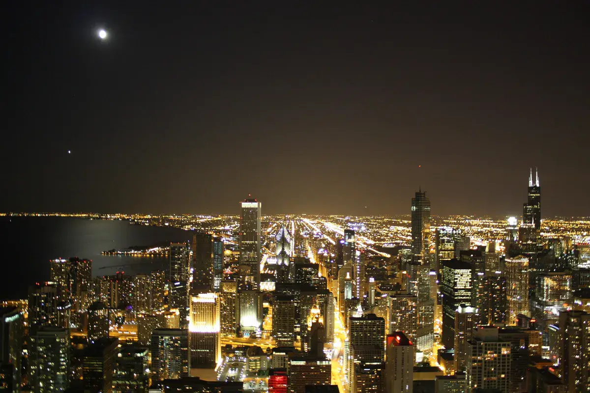 Chicago at night, indicating increasing Chicago brand’s sales through attractive website